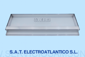 Tapa de bandeja de verduras DA97-15520C para frigorífico Samsung, fabricada en plástico transparente con iconos de alimentos impresos. Fondo celeste claro y marca S.A.T. ELECTROATLANTICO S.L. visible.