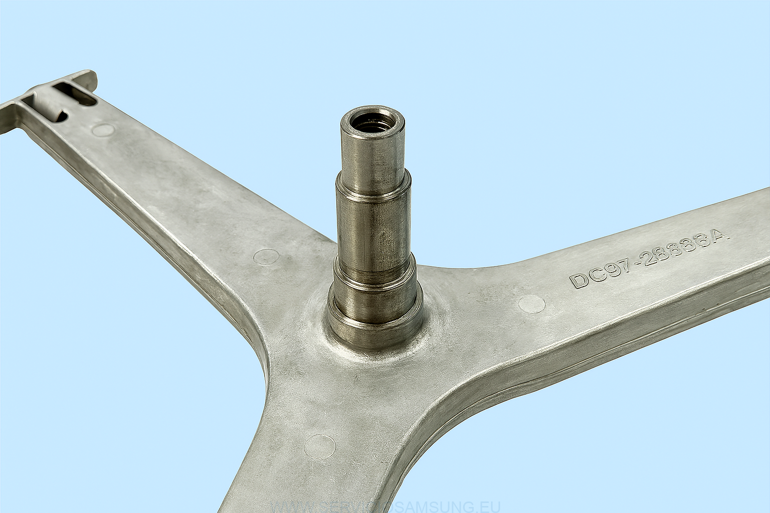 “Detalle del casquillo y la rosca M12 del eje central del repuesto Samsung DC97-23358A sobre fondo celeste claro.”