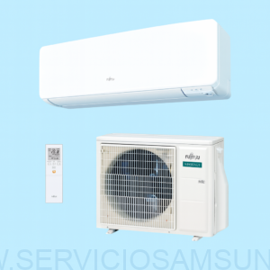 Conjunto Fujitsu Split 1x1 ASY25KMC Vista completa del sistema: unidad interior de pared, unidad exterior con gas R32 y mando a distancia. Ideal para climatización eficiente en viviendas y locales. Imagen con fondo celeste claro para destacar el diseño y facilitar la visualización en catálogo